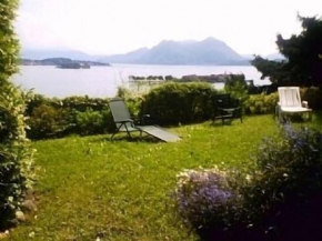 Extraordinary 180° view over lake, 3 islands, alps and private garden